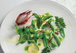 DE NOTRE JARDIN, LES POIS TOUT EN TEXTURE RELEVÉS D’UN LASSI AU GAILLET, PASTRE DE PAYS & VALÉRIANE GRECQUE