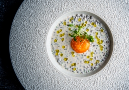 OEUF PARFAIT FUMÉ AUX LENTILLES DU PUY, LARD ET OUEFS DE POISSON