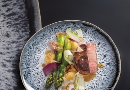 ÉCHINE DE PORC KINTOA, ASPERGES VERTES, OIGNONS VIOLETS, GRENAILLES