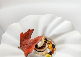 FEUILLE D’AUTOMNE, MERINGUE À LA TRUFFE NOIRE ET AUX MARRONS, CONDIMENTS ACIDULÉS DU VERGER (NOUVELLE RECETTE 2023)