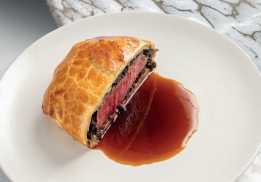 FILET DE BOEUF WELLINGTON EN CROÛTE, JUS DE BOEUF CORSÉ