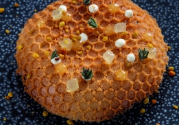 FOIE GRAS EN NID D’ABEILLE, MIEL DE CITRONNIER, YAOURT DÉSHYDRATÉ ET THYM CITRON