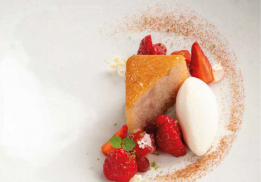 FRAISES DE CÉDRIC MEURILLON, BISCUIT D’UN BABA, CRÈME GLACÉE AU SUREAU