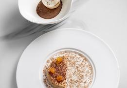 GUIMAUVE AUX GROS PARIS ASSAISONNÉE DE CHOCOLAT ET FLEUR DE SEL, TOUCHES ABRICOTÉES, LÉGÈRE MERINGUE À LA NOISETTE ET GLACE À L’EXTRACTION CHAMPIGNON