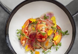 HOMARD BLEU LAQUÉ AU CIDRE DE GLACE, RADIS NOIR, POMME VERTE ET HUILE DE NOISETTES