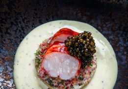 HOMARD BLEU, ARTICHAUT FONDANT, CAVIAR KRISTAL ET SAUCE MOUSSELINE