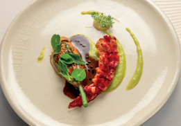 HOMARD FLEUR DE COURGETTE / PURÉE DE PETITS POIS / AGASTACHE