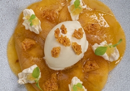 KAKI ET POIRE AUX FRUITS DE LA PASSION, GINGEMBRE CONFIT ET MIEL SOUFFLÉ, GLACE AUX NOIX FRAÎCHES