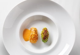 QUENELLE À LA LIVÈCHE AU CORAIL, LANGOUSTINE AU NATUREL PARFUMÉE AU CURRY ET CITRON D’IRAN