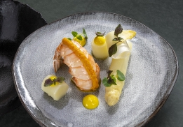 ASPERGES BLANCHES DE SOLOGNE PARFUMÉES AU CURCUMA, LANGOUSTINES JUSTES SAISIES