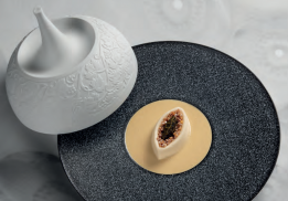 LA SIGNATURE, MOELLEUX DE CHOU-FLEUR, CAVIAR OSCIÈTRE ET SAUCE VODKA BÉLUGA