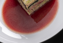 CHOU FARCI DE GIBIER, PIGEON ET FOIE GRAS, BOUILLON DE BETTERAVE