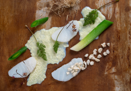 TRADITION DU BASSIN,  DOS DE MORUE ÉTUVÉE & ADOUCIE DE PEAU DE LAIT, PREMIERS CISTRES DU PLATEAU & « CHICHARRÓN »