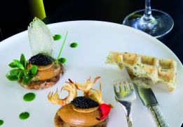 CRÈME SOUFFLÉE DE DORMEUR AU CAVIAR OSCIÈTRE, ÉMIETTÉ DE TOURTEAU, CROQUANT D’ARTICHAUT COMME EN PROVENCE, GAUFRETTE AUX HERBES