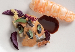 Langoustine pochée, artichaut poivrade et ail noir, jus de carcasses au poivre rouge cacao