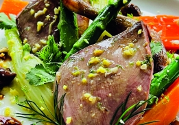 VAPEUR DE PIGEON, LÉGUMES, CURCUMA, GINGEMBRE ET AMANDES