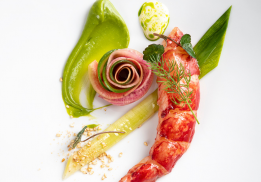 HOMARD LAQUÉ Émulsion miso, fleur de radis, sauce féroce