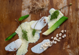 TRADITION DU BASSIN,  DOS DE MORUE ÉTUVÉE & ADOUCIE DE PEAU DE LAIT, PREMIERS CISTRES DU PLATEAU & « CHICHARRÓN »