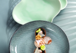 SAINT-JACQUES GRILLÉES AU LARD DI COLONNATA, CHAMPIGNONS DE PARIS FUMÉS ET COPEAUX DE PARMESAN