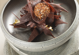 SUR L’IDÉE D’UNE FEUILLE D’AUTOMNE : CHOCO-SARRASIN INFUSÉ AU LAIT ENTIER, GLACE, SABLÉ, CROUSTILLANT (RECETTE PARUE EN 2016)