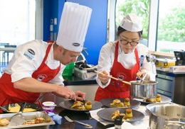 Le Chef maître-restaurateur Cédric Bayle et sa commis Mingug Mun.