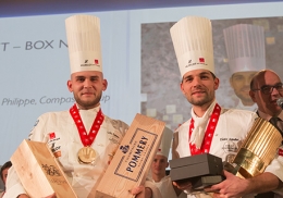 Cédric Agnellet (à droite) et son commis Loïc Calame.