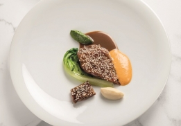 PIGEON EN SAUMURE, ROMAINE BRAISÉE, PURÉE DE CÉLERI, CONDIMENT CRESSON-WASABI ET SAUCE MALTAISE