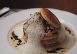 VOL-AU-VENT DE POISSON, SAUCE NORMANDE, BISQUE DE LANGOUSTINE ET ÉMULSION AU CHAMPAGNE