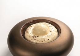 POIRE, SIPHON AMANDE, SORBET POIRE ET NOIX DE PÉCAN PRALINÉES