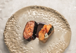 FOIE GRAS DE CHEZ JEAN POUX, MILLEFEUILLE DE TOPINAMBOURS À L’AIL NOIR ET JUS DE CANARD