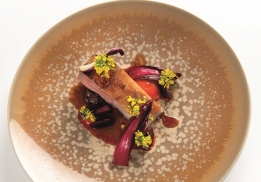 CARRÉ D’AGNEAU DE LAIT, PANOUFLE, PIPERADE ET CONDIMENT SOUBRESSADE