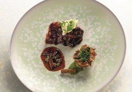 GIGOT D’AGNEAU DE LAIT CONFIT, ARTICHAUTS À LA JUIVE ET PESTO DE MENTHE