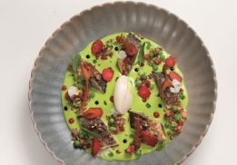 MAQUEREAU GRILLÉ À LA FLAMME, PETITS POIS, FRAISES, SARRASIN 