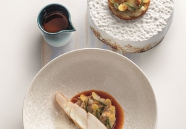 Turbot des deux frères délicatement braisé, asperges blanches et rigadeaux, sucs d’arêtes et cardamome