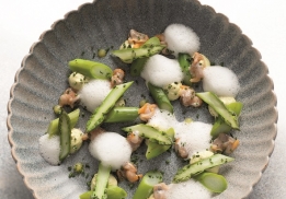 Asperges vertes, coques et émulsion marinière 