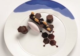 Chocolat en crémeux Alpaco pur Équateur, suprême de mûre ronce et fruit du mûrier, glace à l’ube, cœur de mûre-chocolat