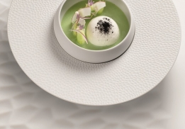 Gaspacho de concombre, ceviche de sériole, mousse au lait de coco poudré de curry noir 