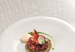 Homard glacé au jus réduit, quinoas torréfiés de la Ferme des mille épis, shiitakés et écume au beurre noisette 