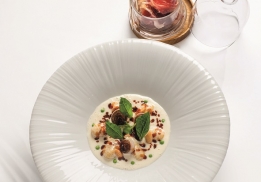 Gnocchis parfumés aux échalotes confites, crème onctueuse au Morbier, copeaux de Cecina de León et noix de cajou 