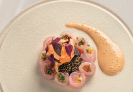 ROUGET-BARBET À CRU, GELÉE DE PIGEON, CAVIAR OSCIÈTRE ET SAUCE CARDINAL