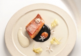 ROUGET-BARBET CUIT AU BEURRE DE FOIE, SAUCE SEICHE, LARD À L’AIL NOIR ET JUS DE MOULES