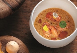 ÉCREVISSES DU RHÔNE EN TARTARE, BEURRE MOUSSEUX, MANDARINE ET TAGÈTE, JUS DE CARCASSE 