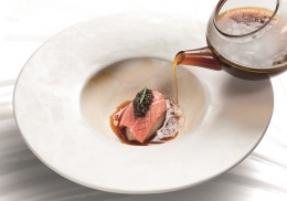 OIGNON DE ROSCOFF,  VENTRÈCHE DE THON, CAVIAR OSCIÈTRE