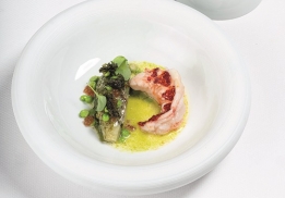 HOMARD CUIT À LA BRAISE, CŒUR DE LAITUE, POMME VERTE IODÉE, ÉTUVÉE DE PETITS POIS PRIMEURS, LACTOSÉRUM PERLÉ À L’HUILE DE MENTHE