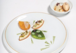 POIRE WILLIAMS, CONFISERIE DE CÉLERI, SABLÉ DE PETIT ÉPEAUTRE RAFRAÎCHI D’UN SORBET ET PICKLES AIGRE-DOUX
