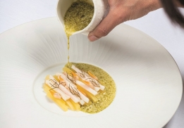 COUTEAU ET LARD DI COLONNATA EN FINES LAMELLES, YACÓN EN SAUCE MARINIÈRE À L’HUILE DE FEUILLE DE CITRON