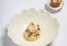 POIRE CUITE ET EN SORBET, COMPOTÉE À LA MANDARINE VERTE ET GÉRANIUM ROSAT, GÂTEAU CHAUD AUX 3 SUCRES