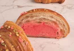 CROISSANT FOURRÉ AU CRÉMEUX FRAMBOISE ET VERVEINE 