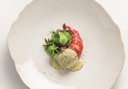 HOMARD BLEU RÔTI À LA FEUILLE DE FIGUIER, CHOU DE PRINTEMPS, BÉARNAISE ANISÉE ET POIVRE FUMÉ