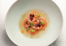 RAVIOLES CORAILLÉES DE HOMARD,   BOUILLON DE TÊTES VIVIFIÉ AU GINGEMBRE